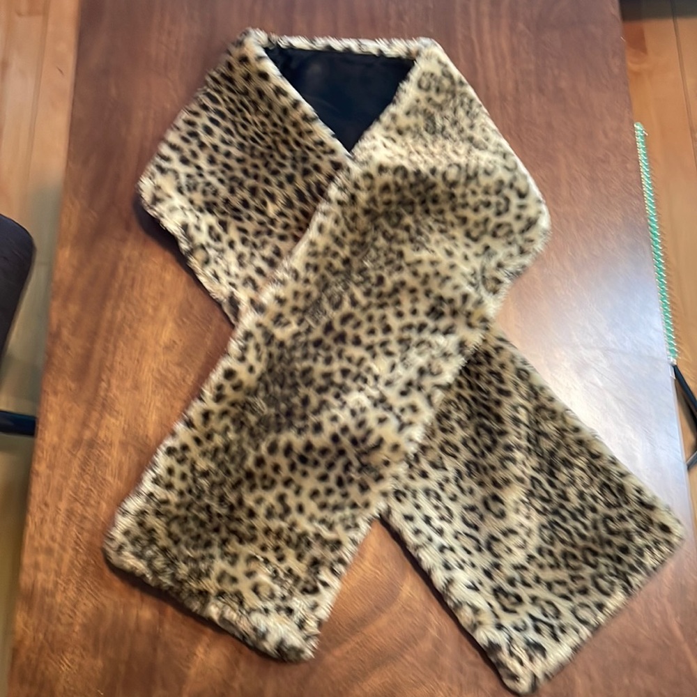 Vintage Y2K faux leopard scarf from Le Chateau